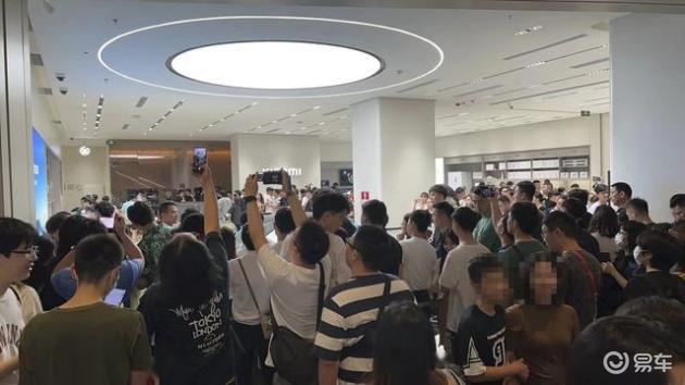 年度爆款确认！小米SU7锁单已超2万 试驾排到后半夜