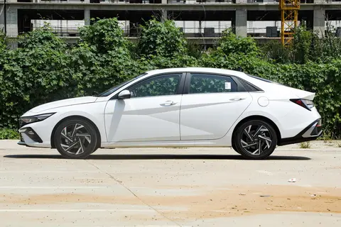 现代也挺不住了,伊兰特降价3万,配1.5T+CVT,油耗5.36L
