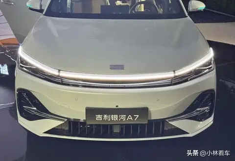 全新吉利银河A7,GEA架构加持,雷神AI电混2.0动力,实拍揭秘!