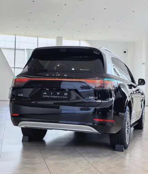 华为问界M9 2025款搭载激光投影大灯，夜间示宽光毯达5米